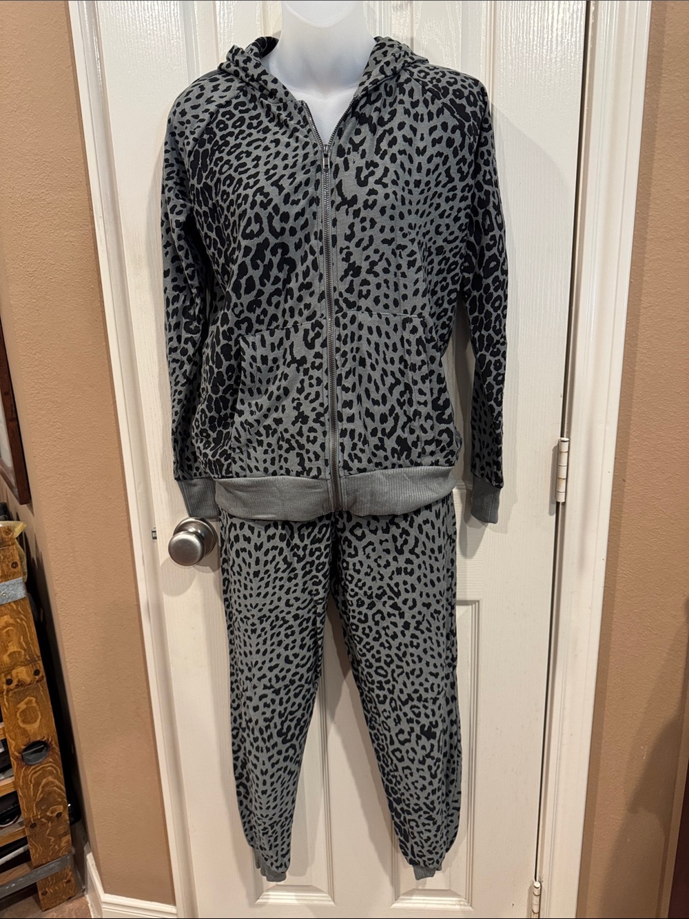 Chaser Like New 2-pc Cheetah pattern Sweatsuit. Sz Small